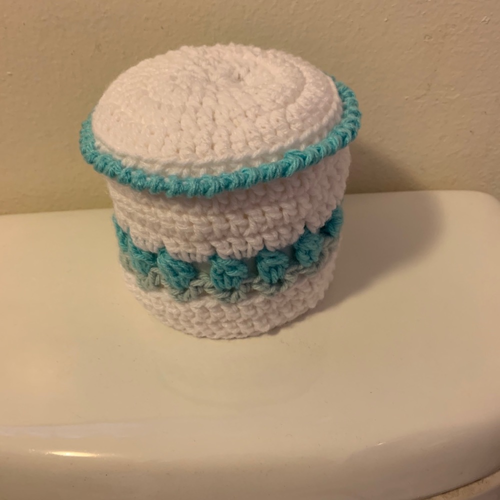 Toilet Paper Tissue Cover New Aqua Tulip Flowers with green leaves